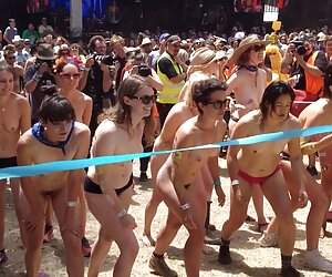 Kız 1 bazı oyuncaklar uzun grup porno ile oynuyor