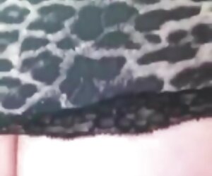 Seks suçlusu uzun bacaklı porn solo oynuyor